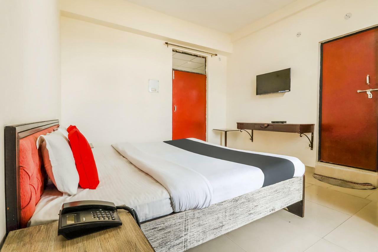 Отель Capital O 60233 Brij Ki Rasoi Deluxe Лакхнау Экстерьер фото