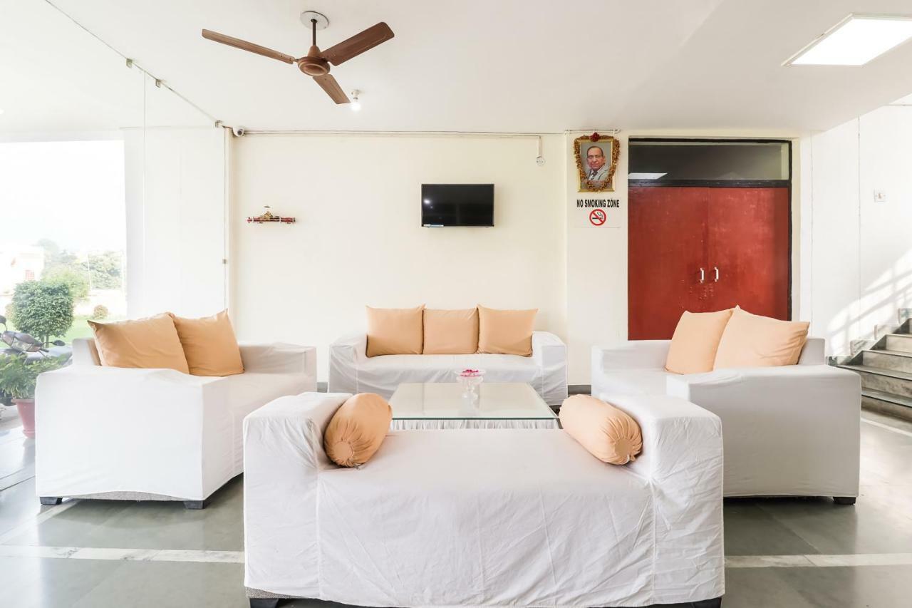 Отель Capital O 60233 Brij Ki Rasoi Deluxe Лакхнау Экстерьер фото