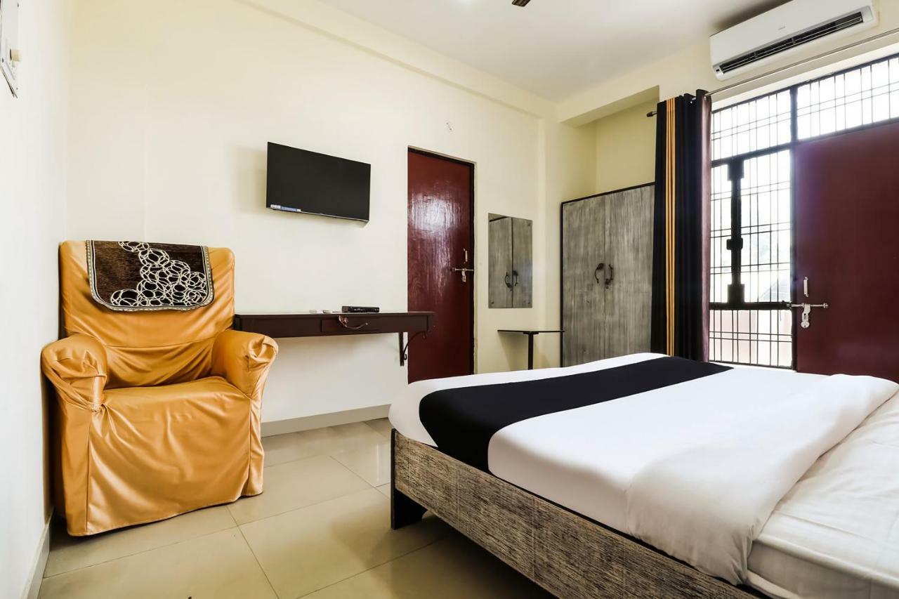 Отель Capital O 60233 Brij Ki Rasoi Deluxe Лакхнау Экстерьер фото