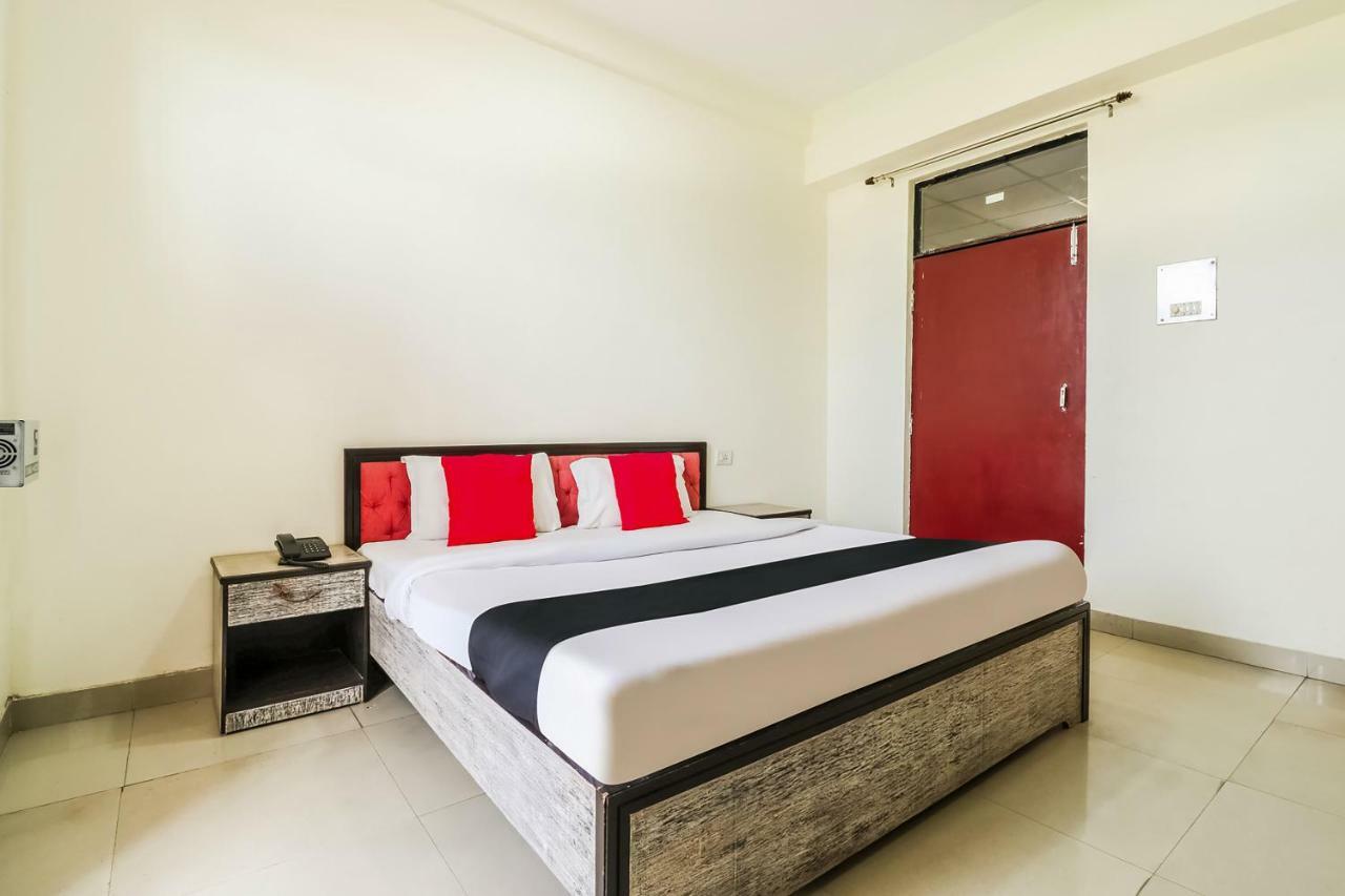 Отель Capital O 60233 Brij Ki Rasoi Deluxe Лакхнау Экстерьер фото